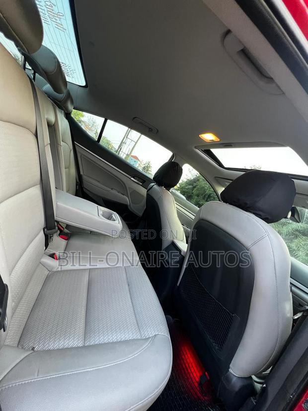 Hyundai Elantra Limited Sedan FWD (2.0L 4cyl 6A) 2017 Red photo 8