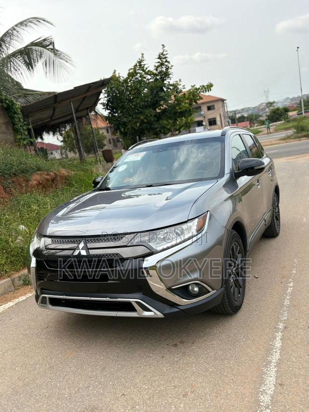 Mitsubishi Outlander LE FWD 2019 Gray