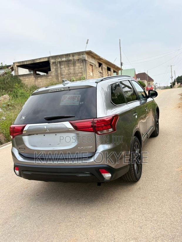Mitsubishi Outlander LE FWD 2019 Gray