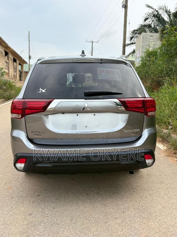 Mitsubishi Outlander LE FWD 2019 Gray