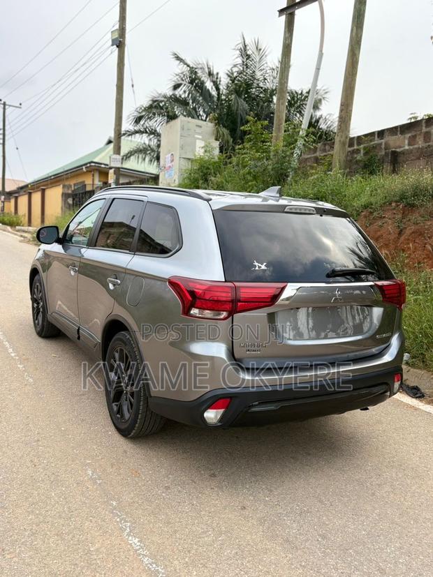 Mitsubishi Outlander LE FWD 2019 Gray
