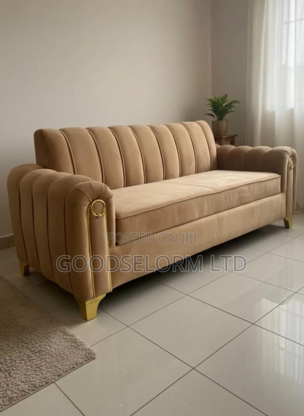 Elegant 3-Seater Velvet Sofa – Luxury Comfort Combined! · Photo 2