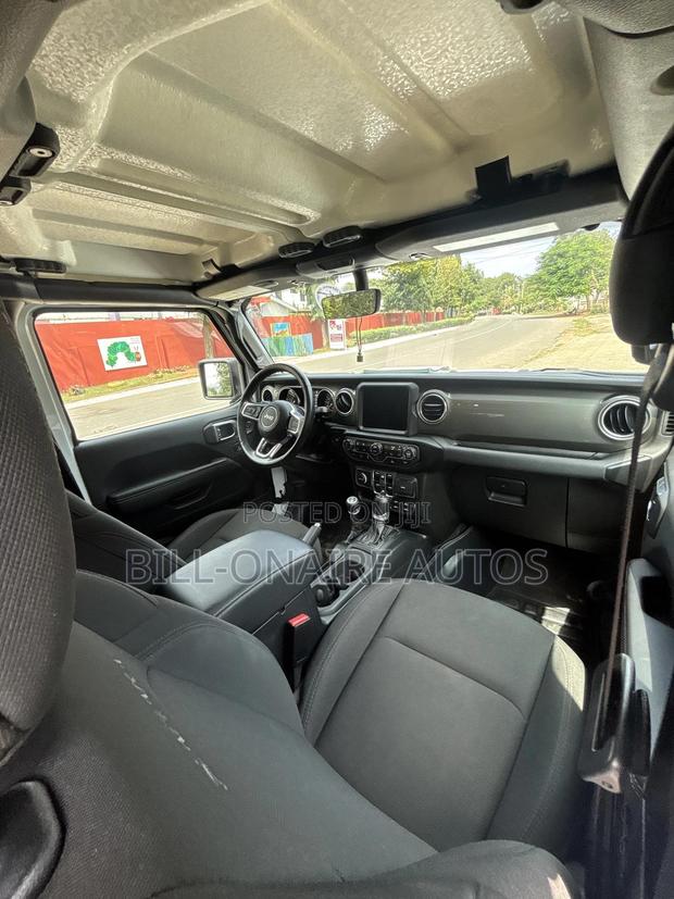Jeep Wrangler Sahara 4 Door 4x4 2024 White photo 12