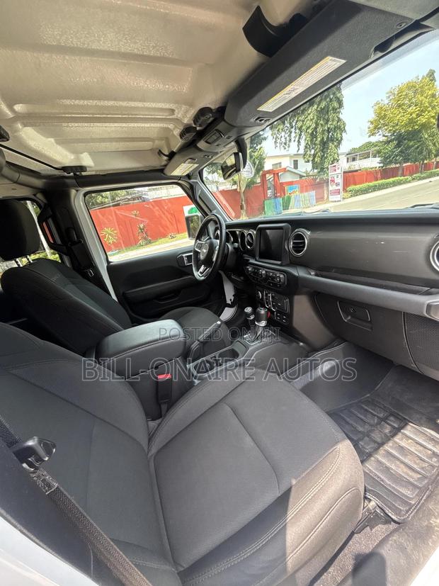 Jeep Wrangler Sahara 4 Door 4x4 2024 White photo 2