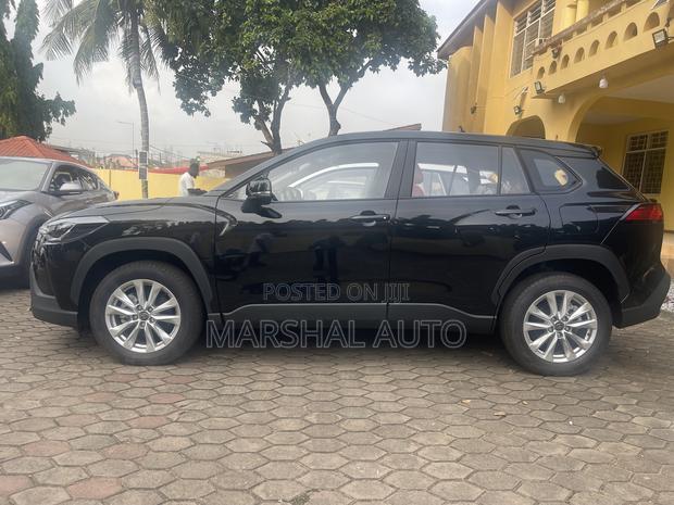 New Toyota Corolla Cross XLE 2025 Black photo 5