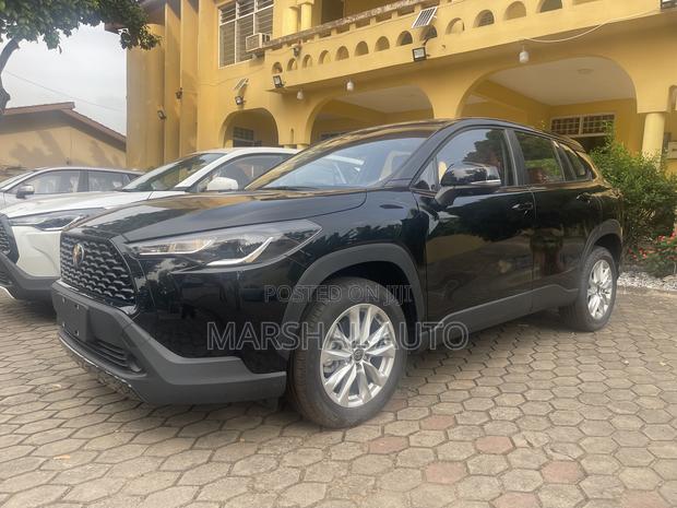 New Toyota Corolla Cross XLE 2025 Black photo 2