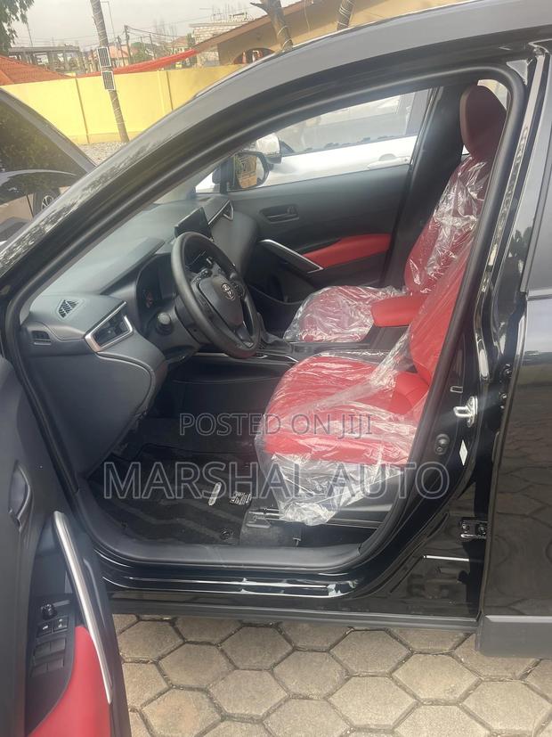New Toyota Corolla Cross XLE 2025 Black photo 7