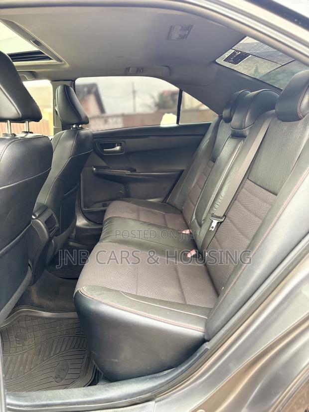 Toyota Camry SE 4dr Sedan (2.5L 4cyl 6A) 2017 Gray