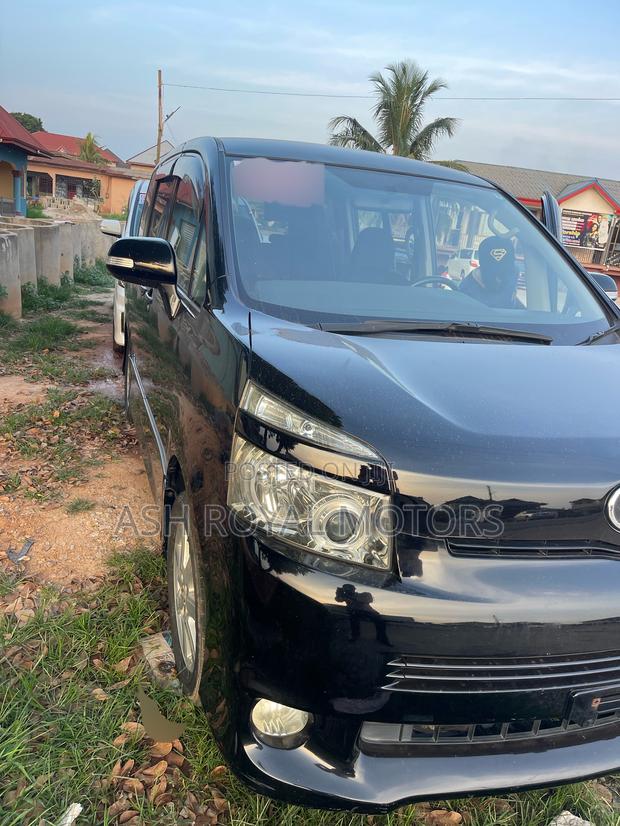 Toyota Voxy 2013 Black