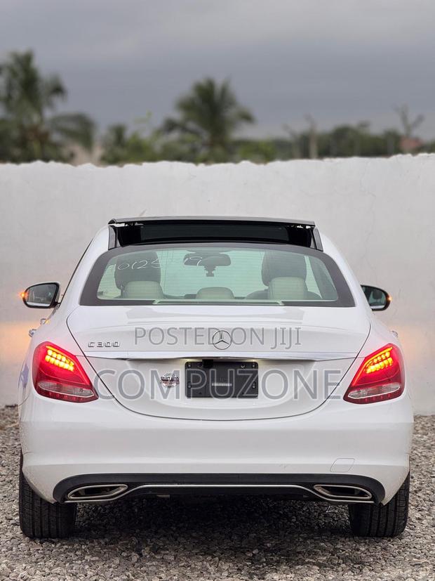 Mercedes-Benz C300 Luxury Sedan RWD (2.0L 4cyl 7A) 2016 White photo 3