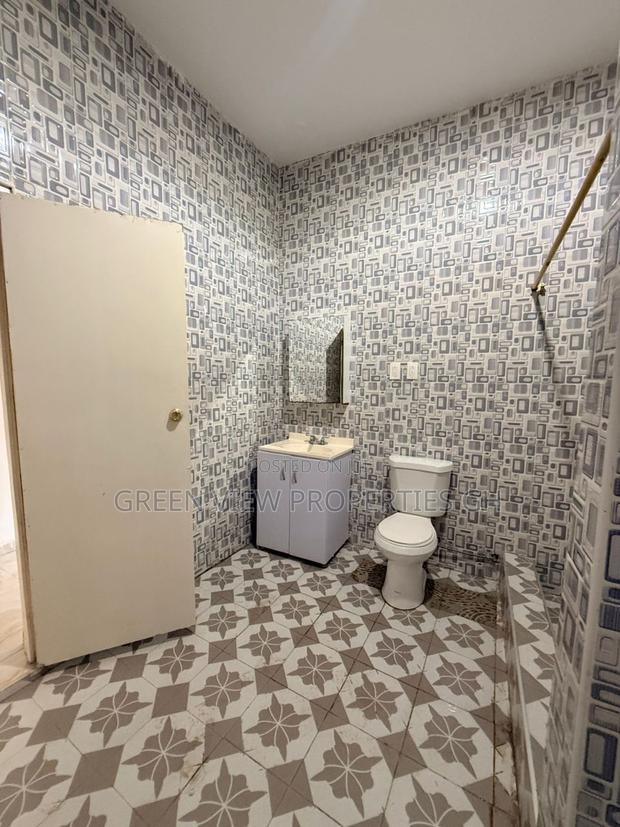 6bdrm Duplex in Kwabenya for rent photo 8