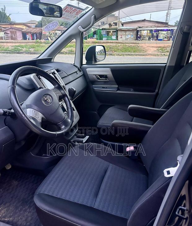 Toyota Voxy 2011 Black photo 7