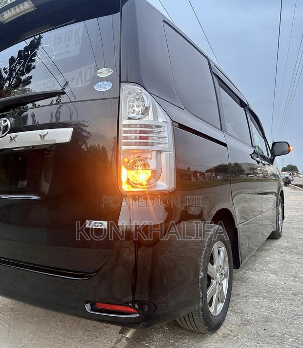 Toyota Voxy 2011 Black photo 9