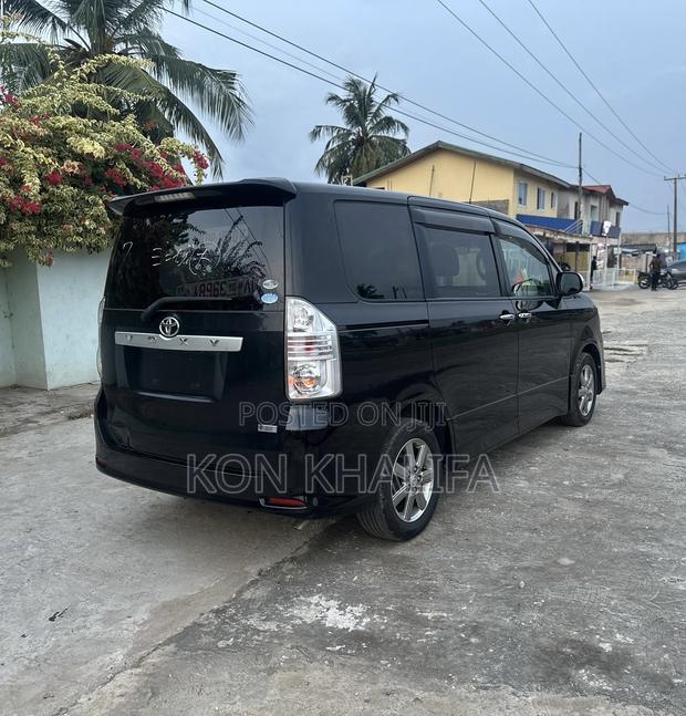 Toyota Voxy 2011 Black photo 4