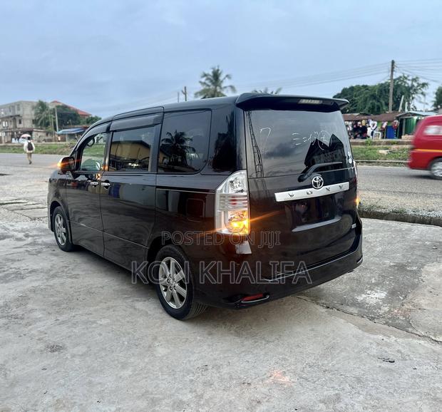 Toyota Voxy 2011 Black photo 6