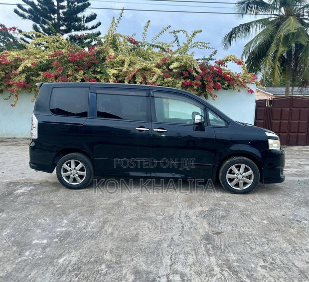 Toyota Voxy 2011 Black photo 5