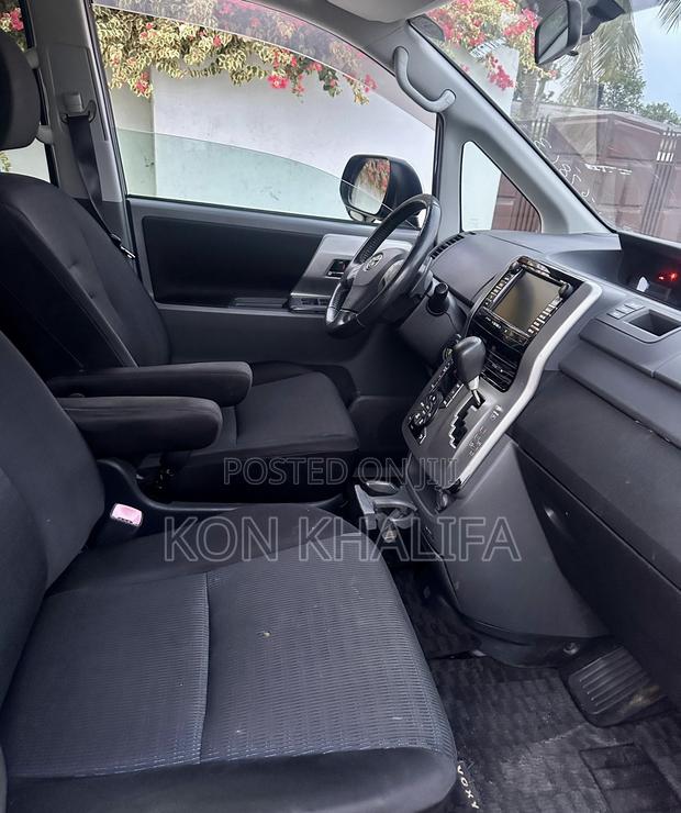 Toyota Voxy 2011 Black photo 11