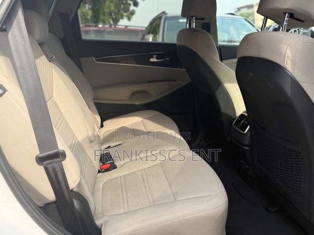 Kia Sorento 4dr SUV 2016 White photo 6