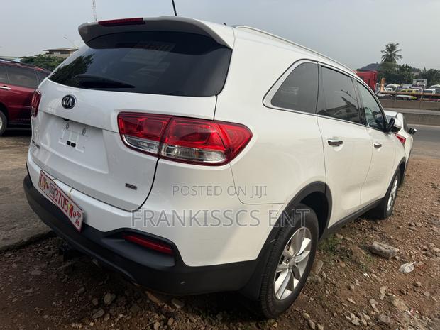 Kia Sorento 4dr SUV 2016 White photo 3