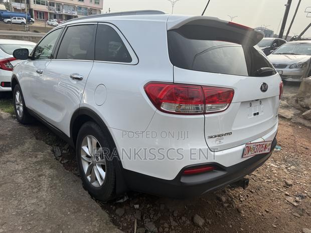 Kia Sorento 4dr SUV 2016 White photo 4