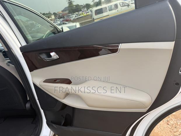 Kia Sorento 4dr SUV 2016 White photo 8