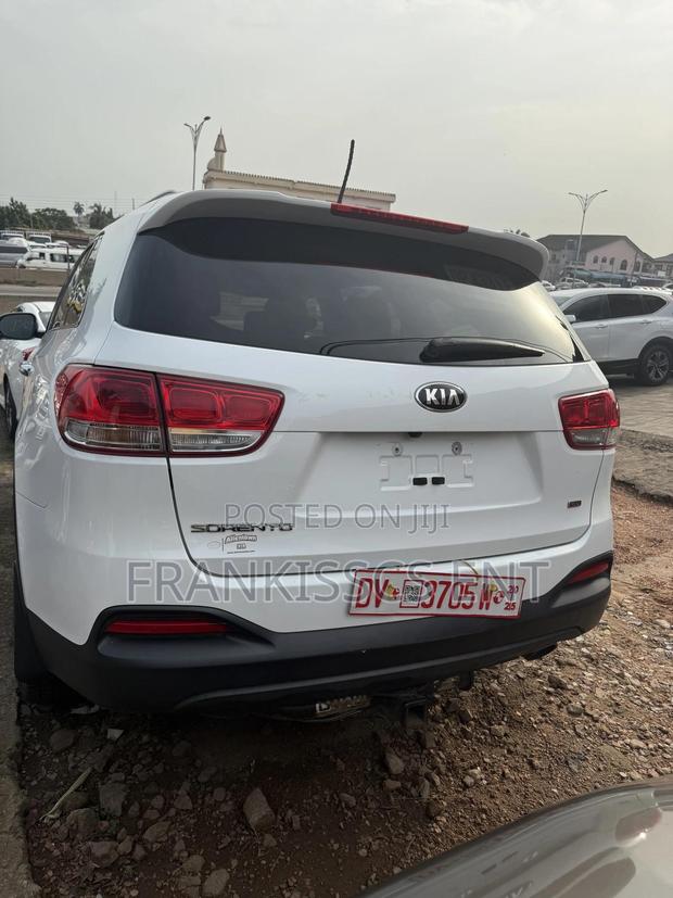 Kia Sorento 4dr SUV 2016 White photo 9