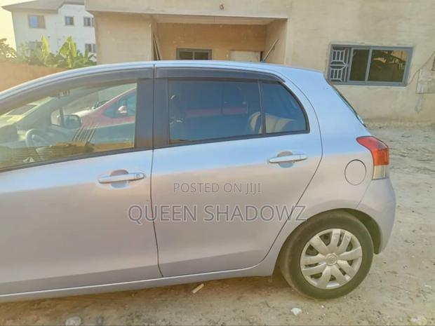 Toyota Vitz 2010 Gray photo 3