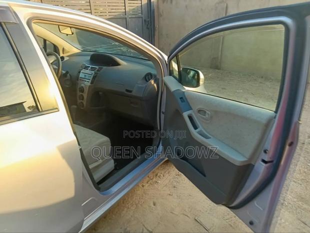 Toyota Vitz 2010 Gray photo 5