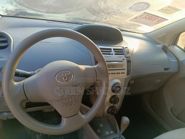 Toyota Vitz 2010 Gray photo 6