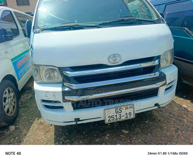 Toyota HiAce 2019 White photo 2