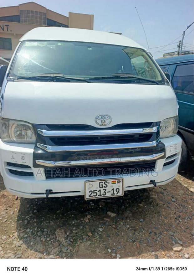 Toyota HiAce 2019 White photo 4