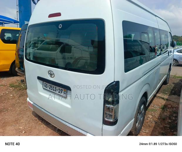 Toyota HiAce 2019 White photo 8