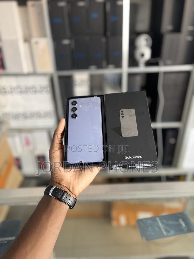 New Samsung Galaxy S24 128 GB Black · Photo 3