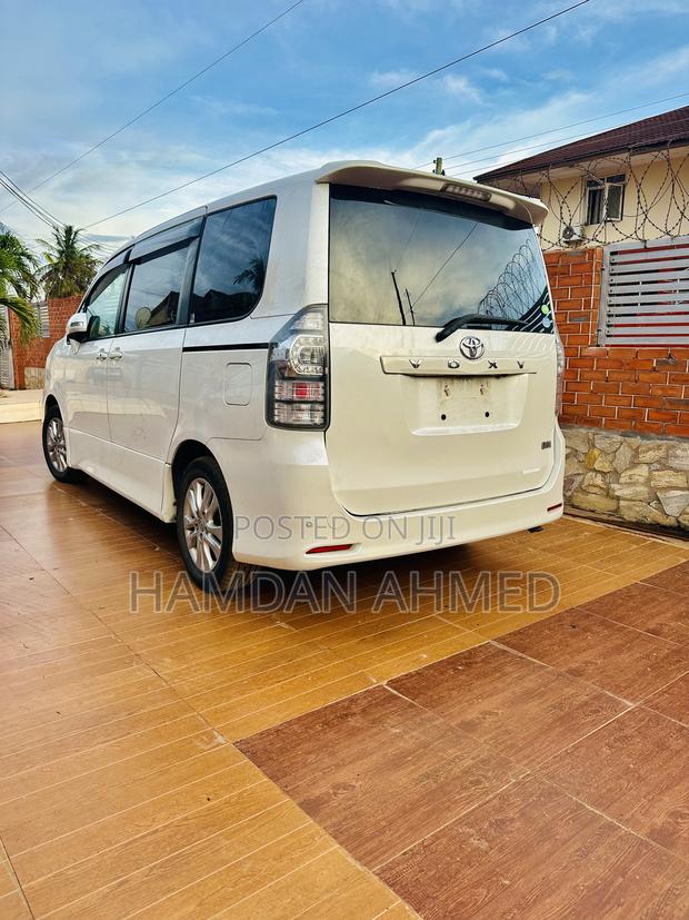 Toyota Voxy 2012 White