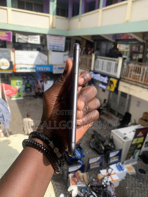 Apple iPhone 11 64 GB Black photo 2