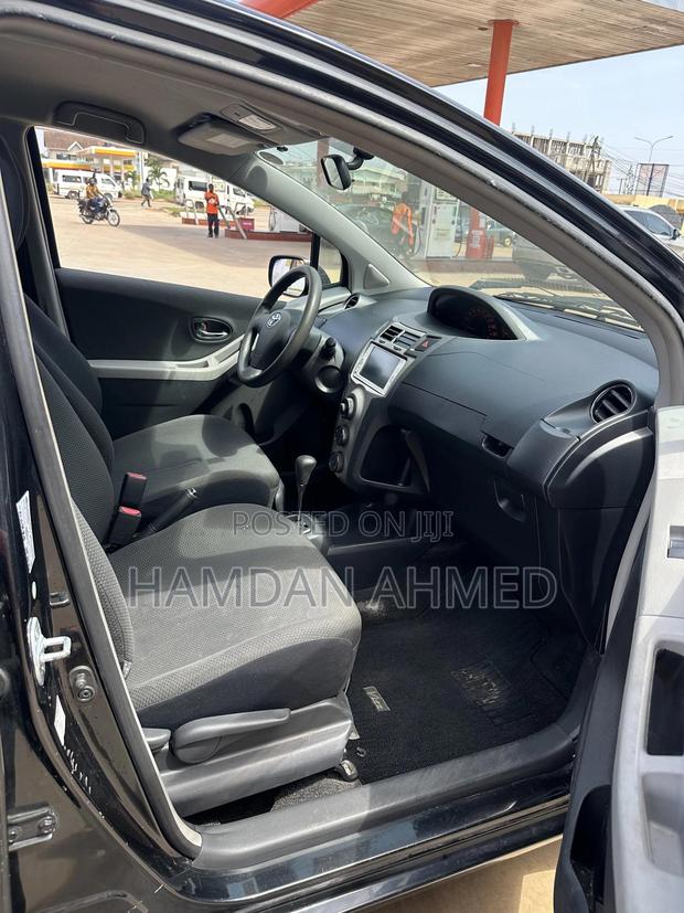 Toyota Vitz 1.3 FWD 5dr 2010 Black