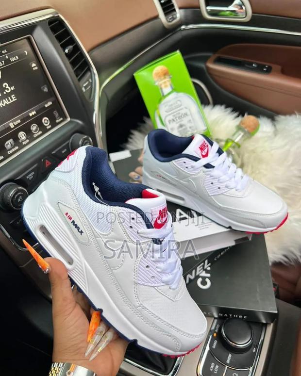 Trendy White Casual Sneakers – Stylish Comfortable photo 2