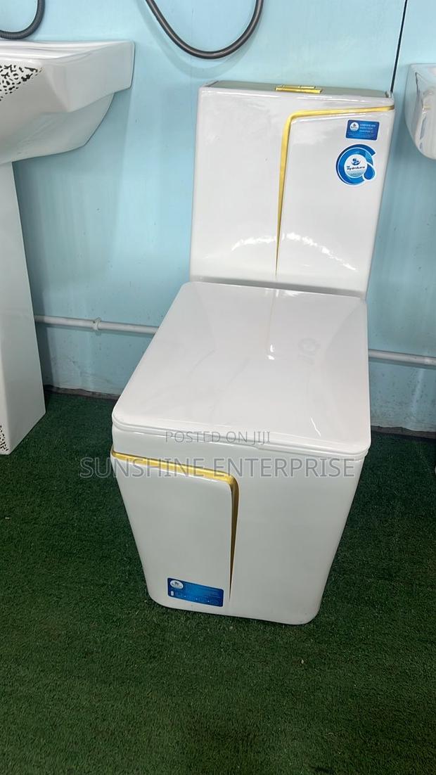 Water Closet · Photo 3