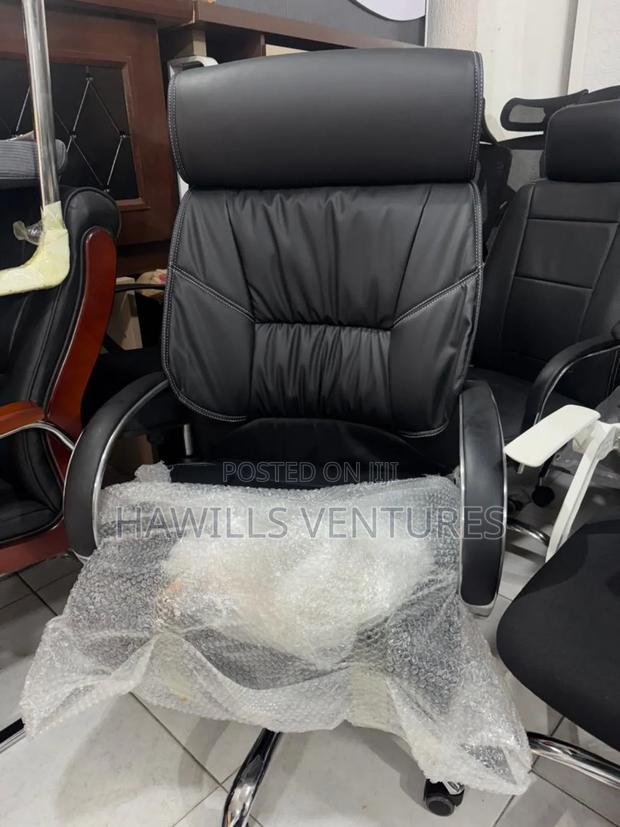 Executive Leather Swivel Chair · Photo 3