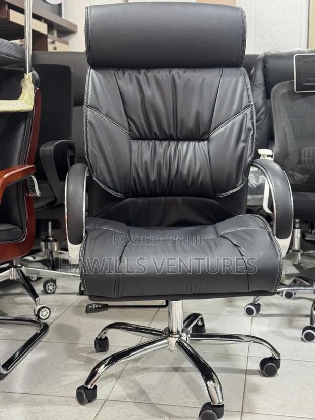 Executive Leather Swivel Chair · Photo 4