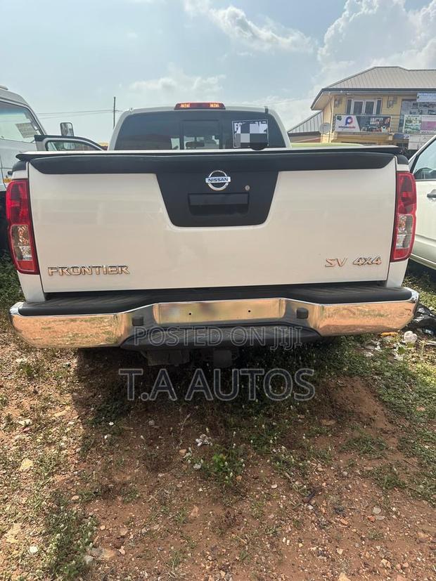 Nissan Frontier SV 4x4 Crew Cab 6 ft. box 139.9 in. WB 2019 White
