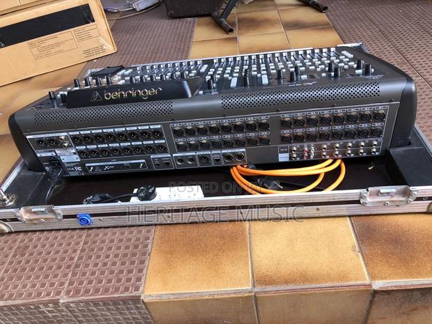 Behringer X32 photo 2