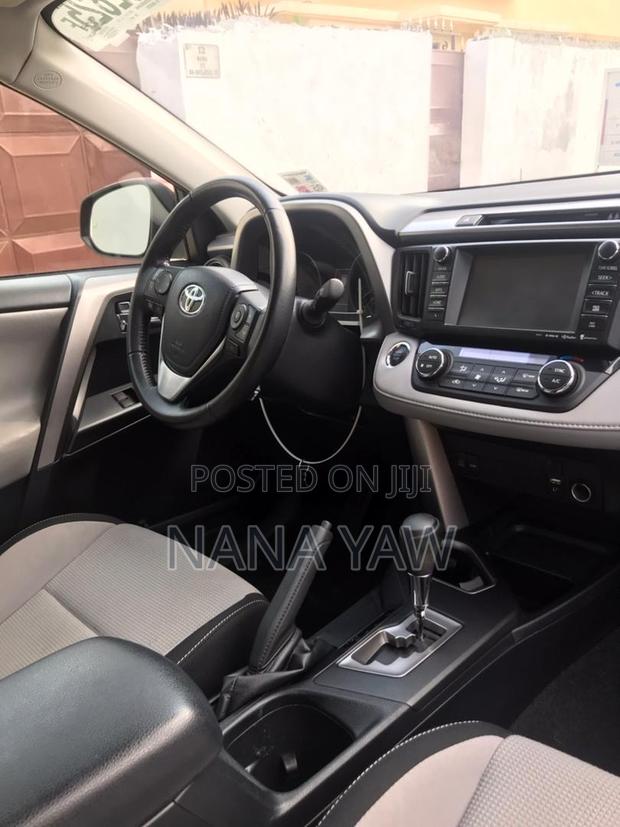 Toyota RAV4 XLE 4dr SUV (2.5L 4cyl 6A) 2018 Red