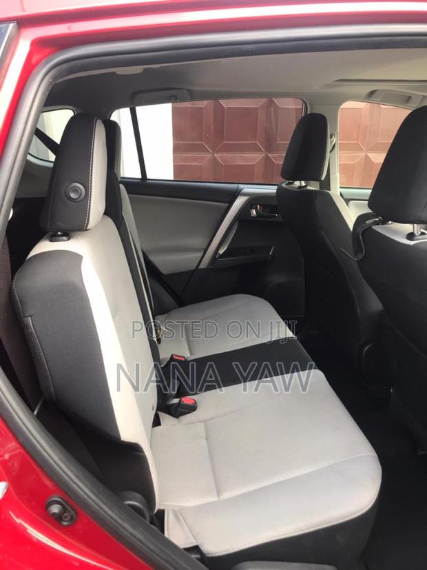 Toyota RAV4 XLE 4dr SUV (2.5L 4cyl 6A) 2018 Red