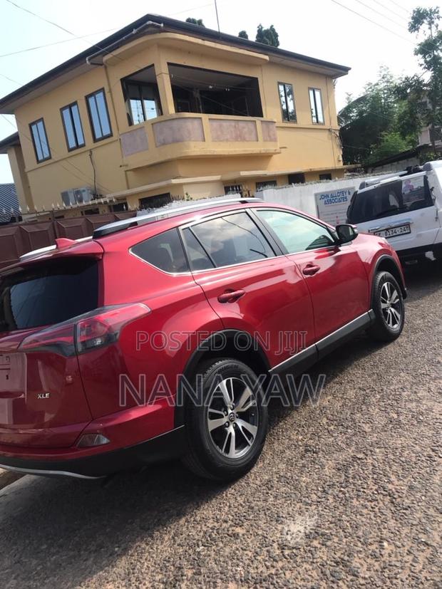 Toyota RAV4 XLE 4dr SUV (2.5L 4cyl 6A) 2018 Red