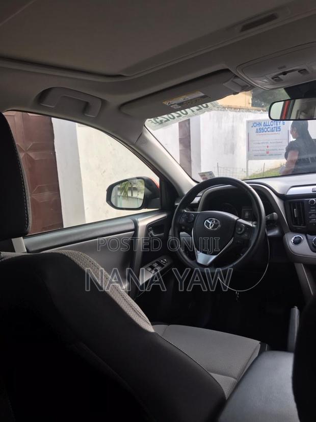 Toyota RAV4 XLE 4dr SUV (2.5L 4cyl 6A) 2018 Red