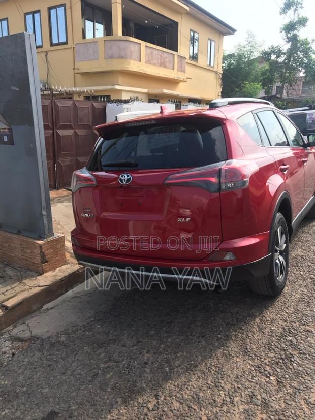 Toyota RAV4 XLE 4dr SUV (2.5L 4cyl 6A) 2018 Red