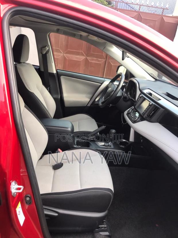 Toyota RAV4 XLE 4dr SUV (2.5L 4cyl 6A) 2018 Red