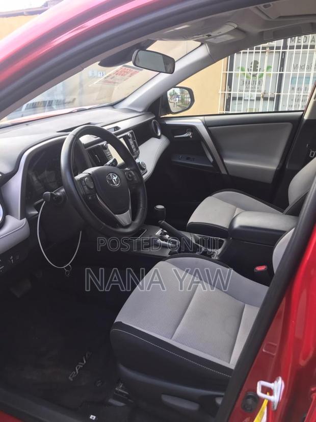 Toyota RAV4 XLE 4dr SUV (2.5L 4cyl 6A) 2018 Red