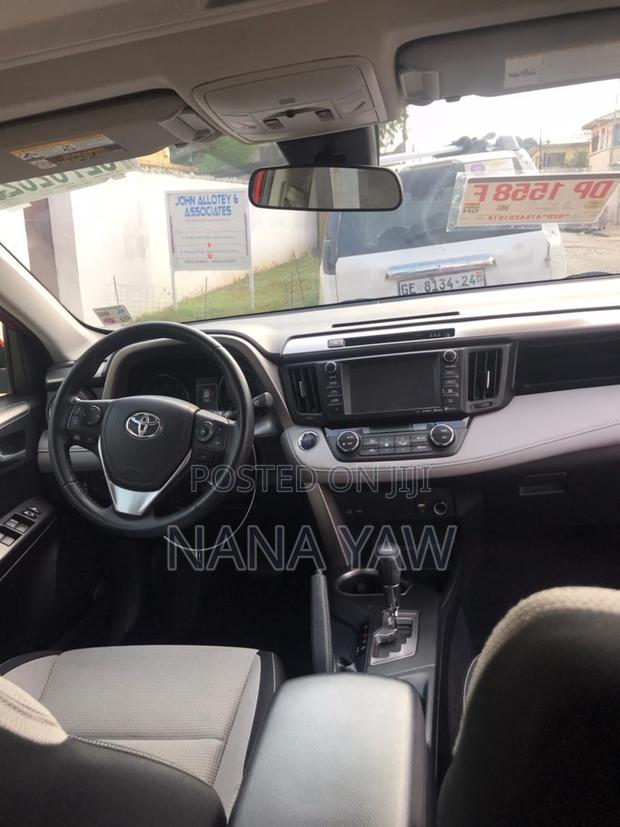 Toyota RAV4 XLE 4dr SUV (2.5L 4cyl 6A) 2018 Red